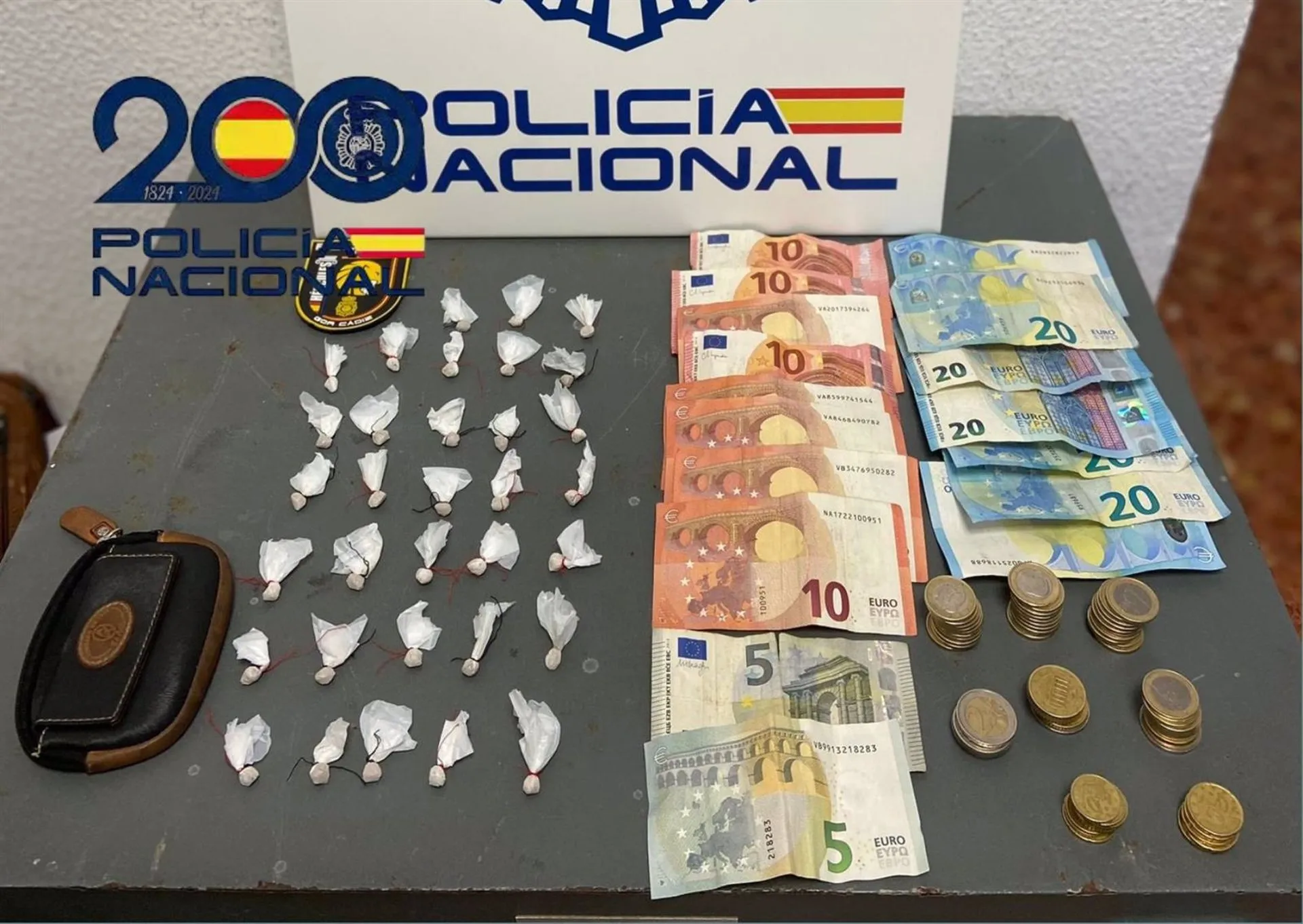 Droga y dinero incautado al desarticular un domicilio en Cádiz desde donde se distribuía cocaína.