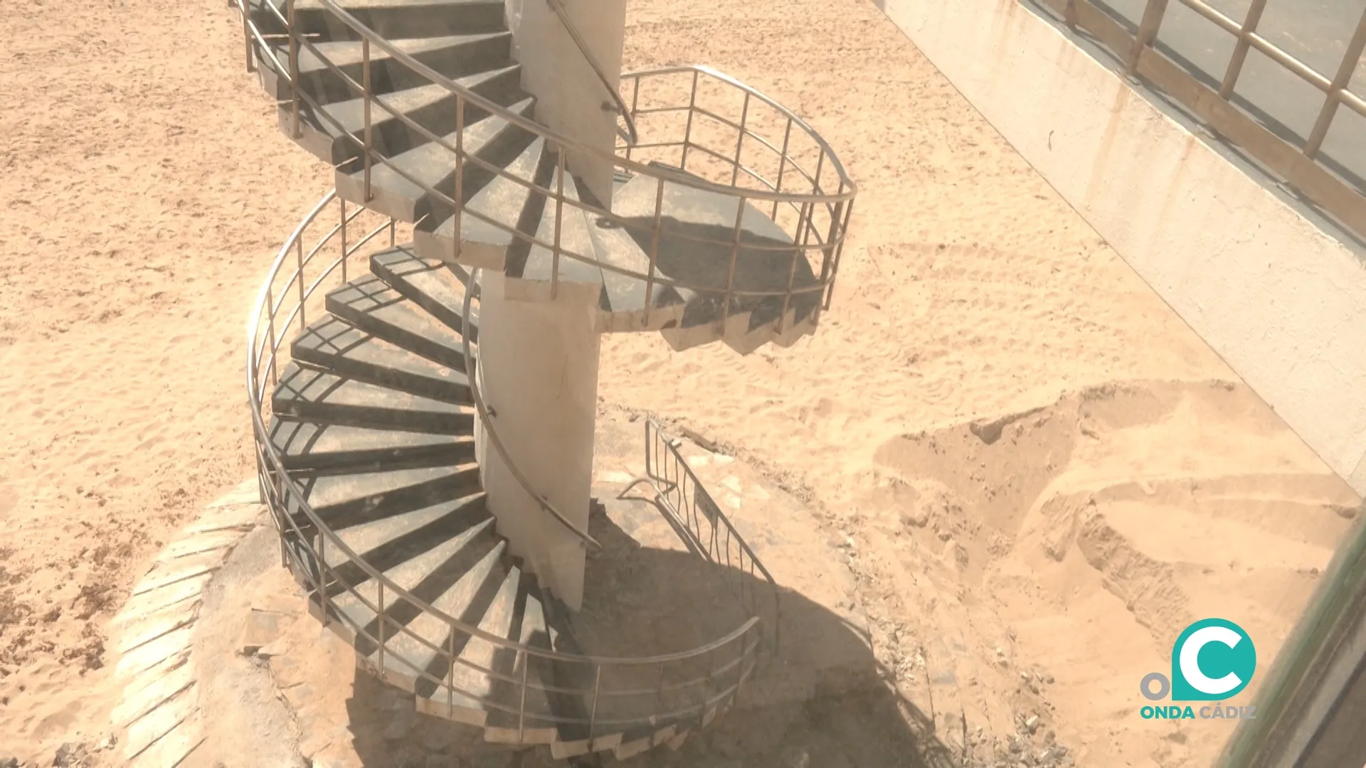 Se instalará una escalera de hormigón que quedará anclada en la arena, y además se pondrá una barandilla en todo el perímetro de la base.