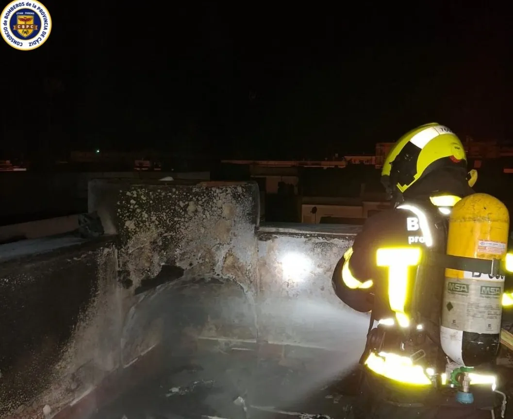 Bomberos sofocando el incendio registrado en una vivienda de la calle Sagasta. 