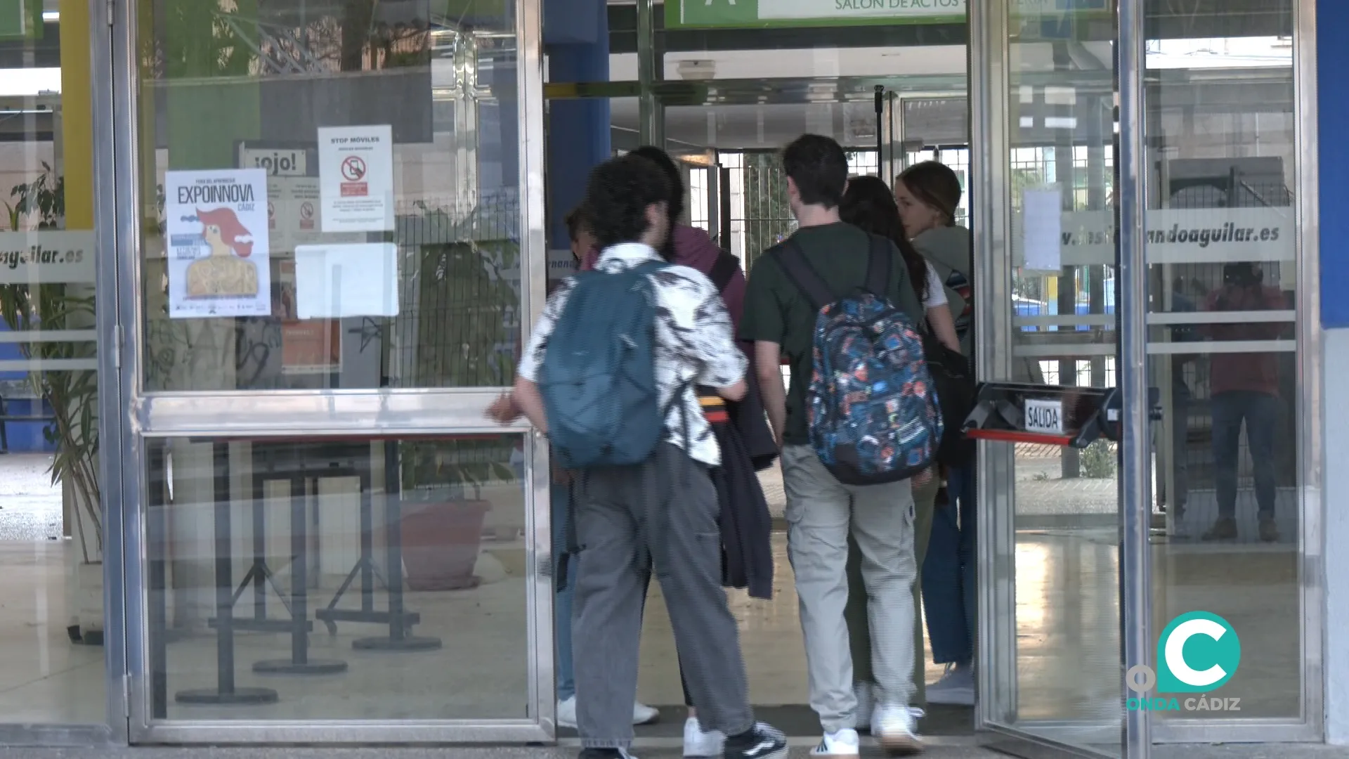 Alumnado entrando en un instituto de la capital gaditana.