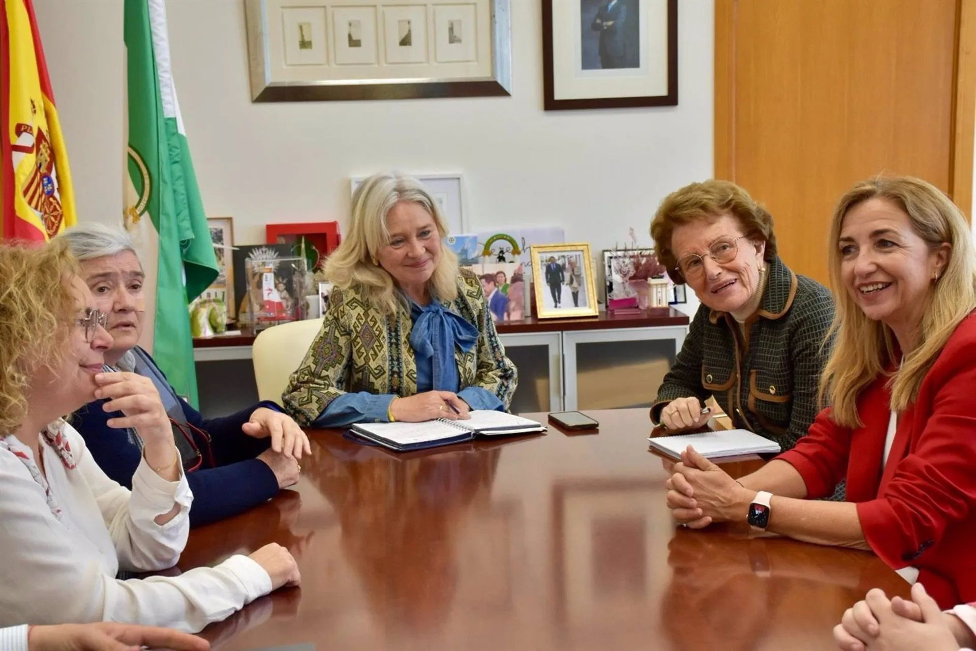 La delegada de la Junta en Cádiz, Mercedes Colombo y representantes de Feproami