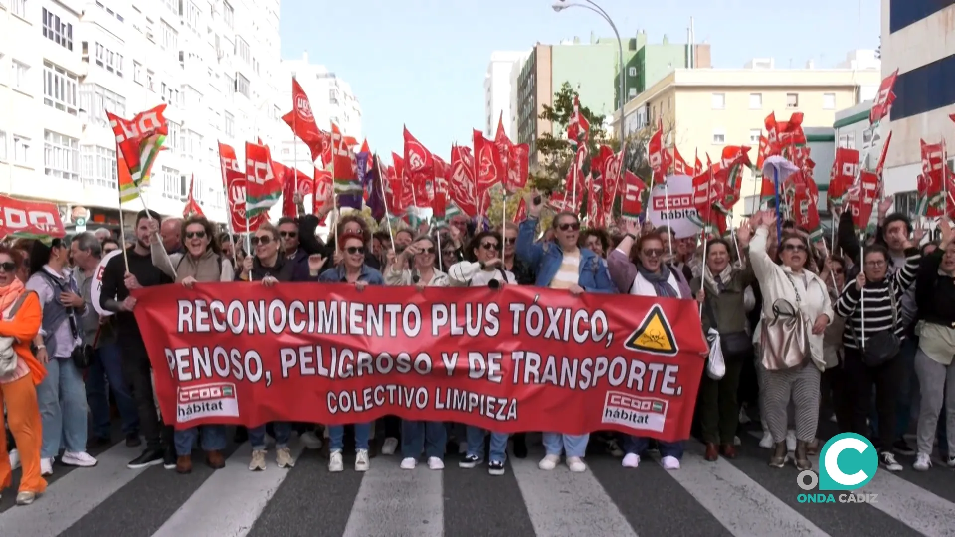 CCOO y UGT han convocado este jueves una manifestación que ha discurrido por la avenida principal de la ciudad. 