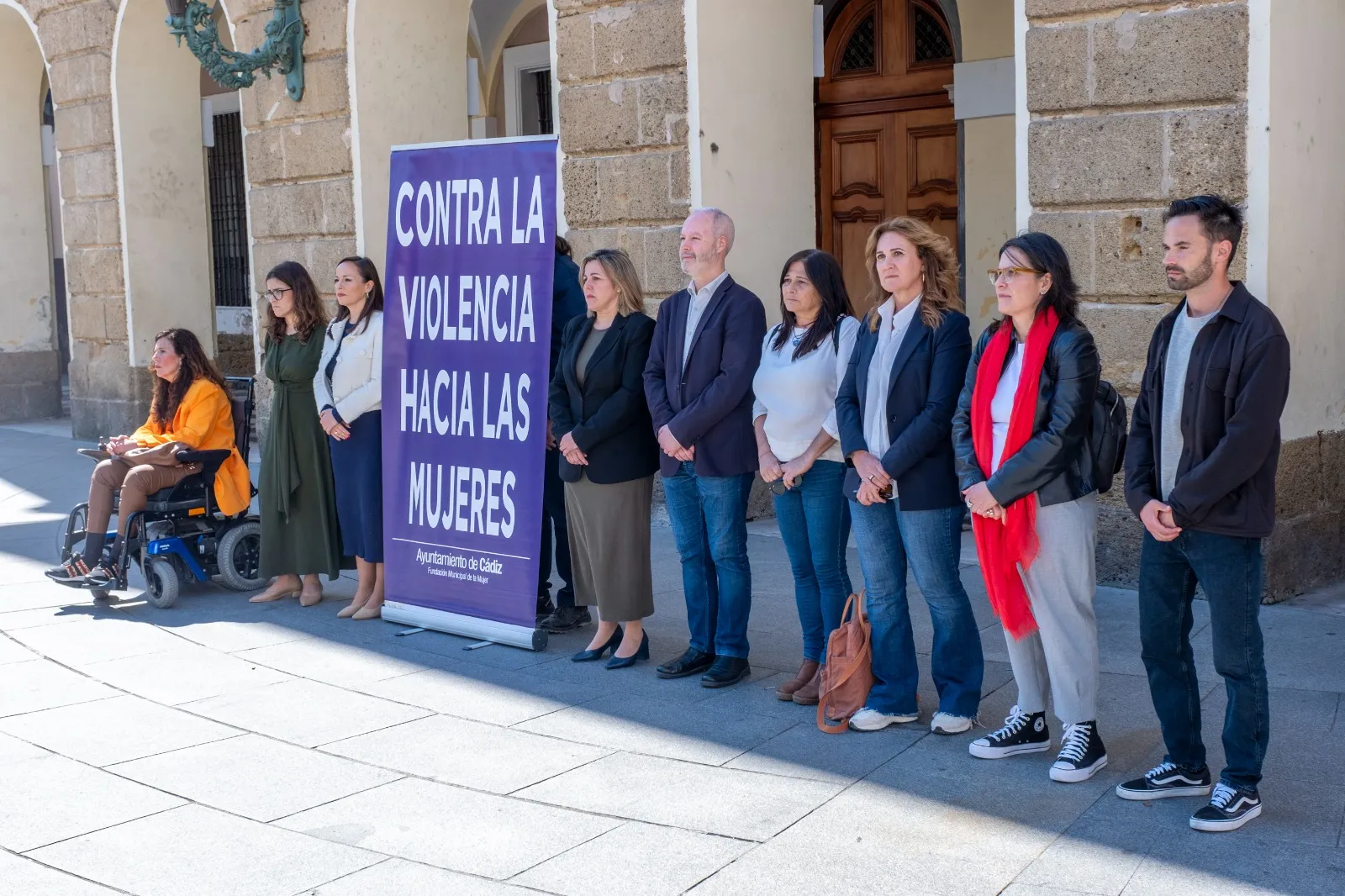 Minuto de silencio, este martes, frente al Ayuntamiento de Cádiz, en la plaza de San Juan de Dios. 