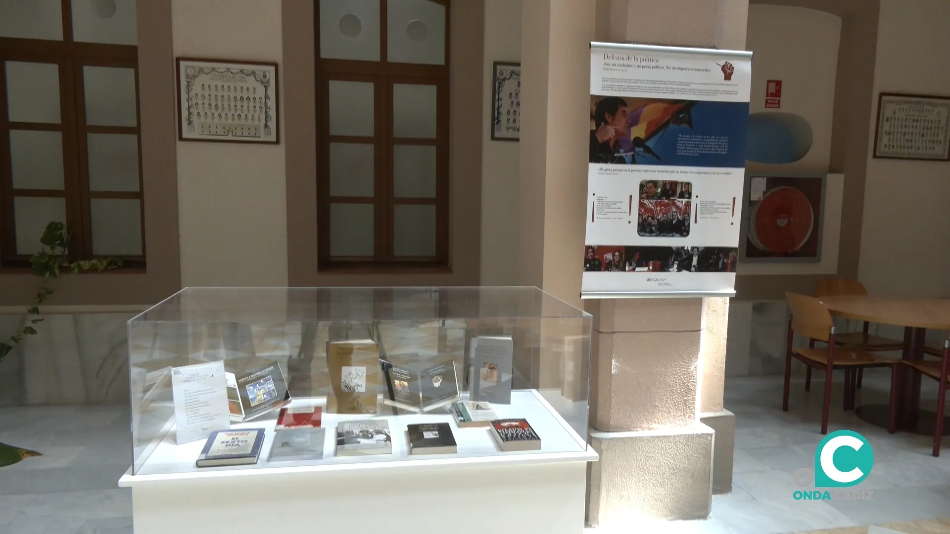 La exposición ‘Luis García Montero. El desorden que soy’ marca el arranque de la Semana Universitaria del Libro en la UCA.