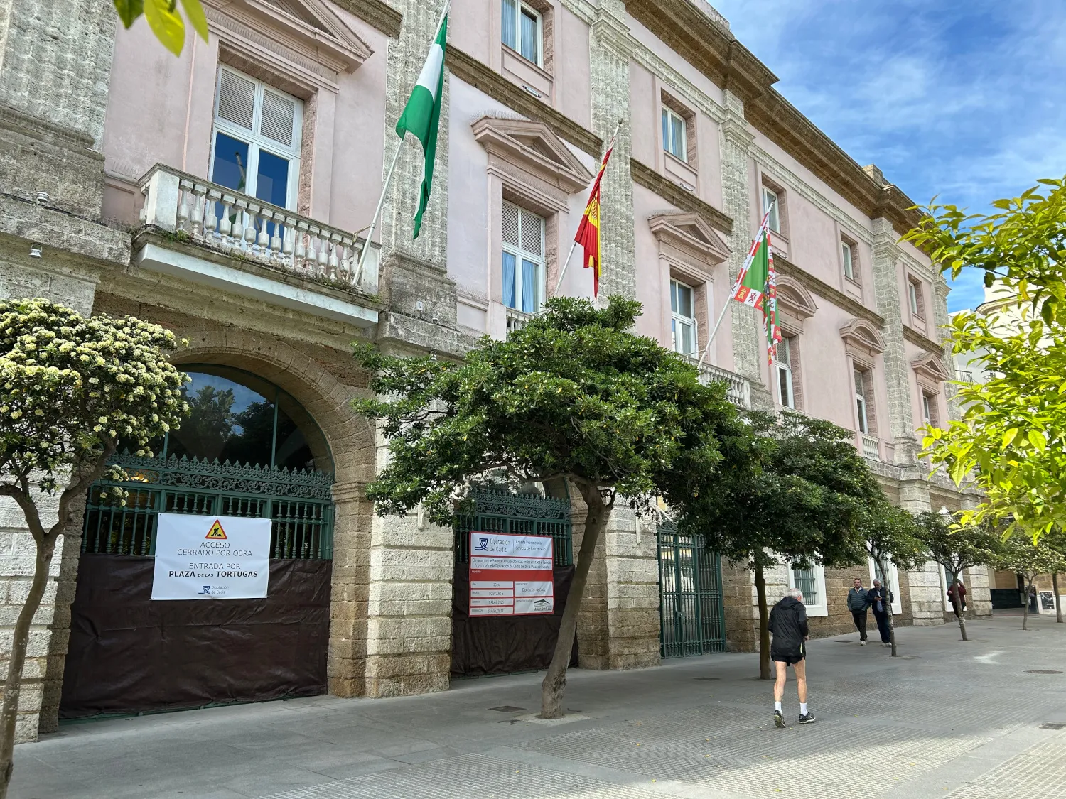 Durante un plazo aproximado de tres meses, el acceso principal queda clausurado al público mientras se lleva a cabo esta intervención.