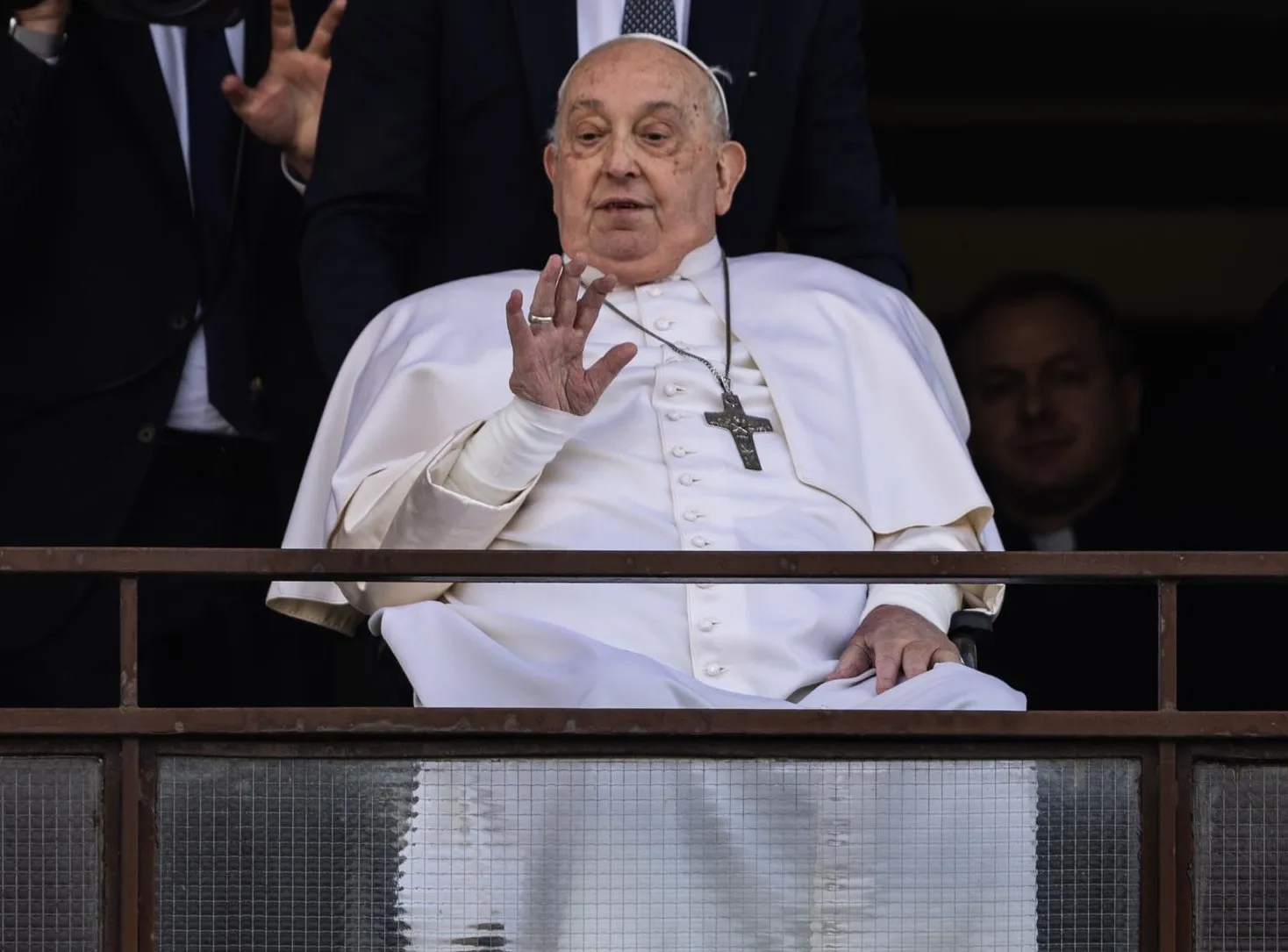 El Papa saludando desde un balcón del Hospital Gemelli antes de ser dado de alta.