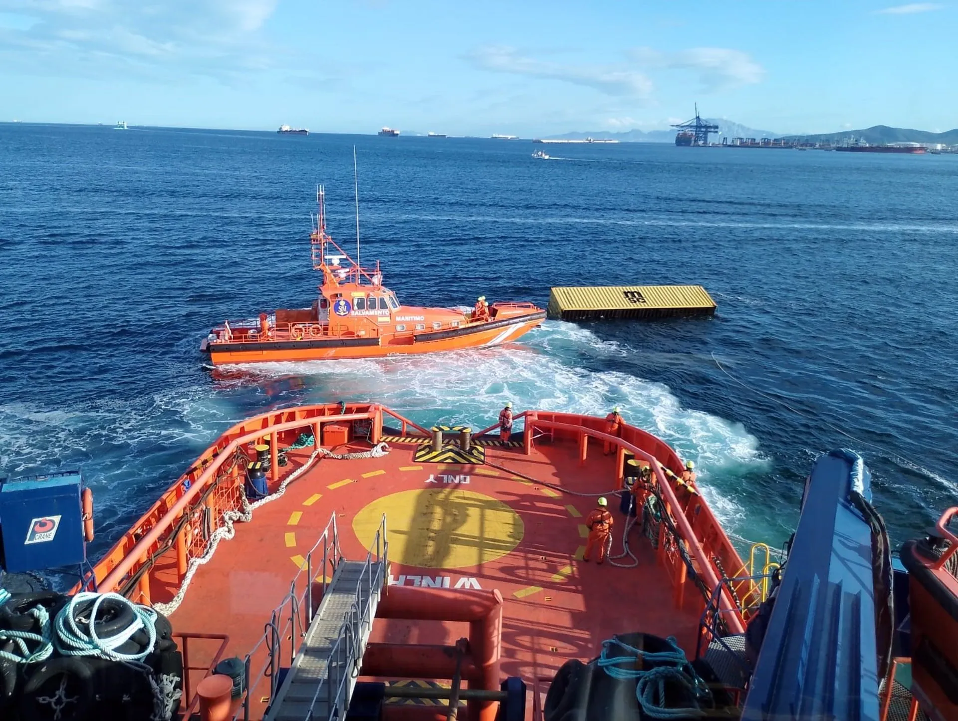 La 'Salvamar Denébola' y el buque 'Luz de Mar' en operaciones para recuperar el contenedor a la deriva localizado frente a las costas de Cádiz.