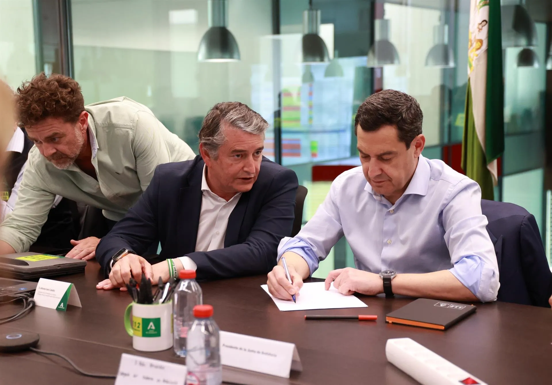 El presidente de la Junta de Andalucía, junto al consejero de la Presidencia al inicio de la reunión del Comité Asesor del Plan de Emergencia de Andalucía