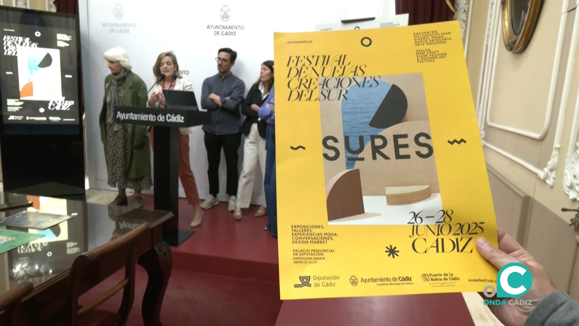 La teniente de alcalde de Cultura del Ayuntamiento de Cádiz, Maite González, junto al vicepresidente de la Diputación Provincial, Juan José Ortiz, han presentado Sures.