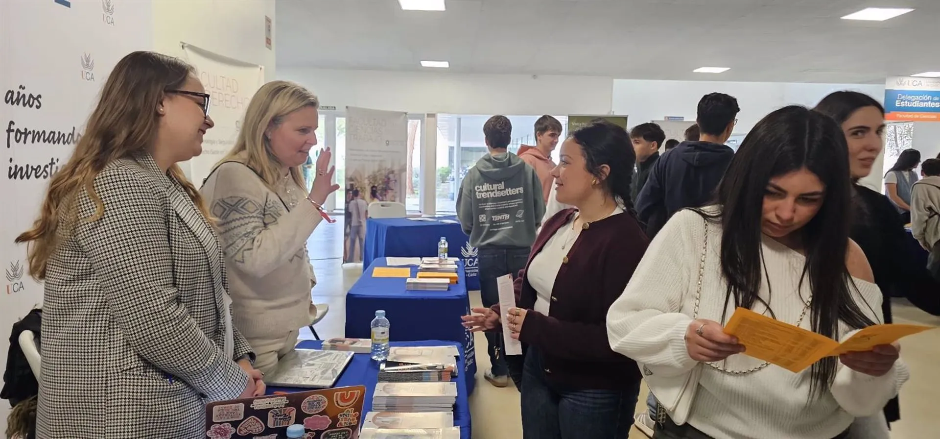 Estudiantes de Bachillerato en uno de los stands de la oferta universitaria de la UCA.