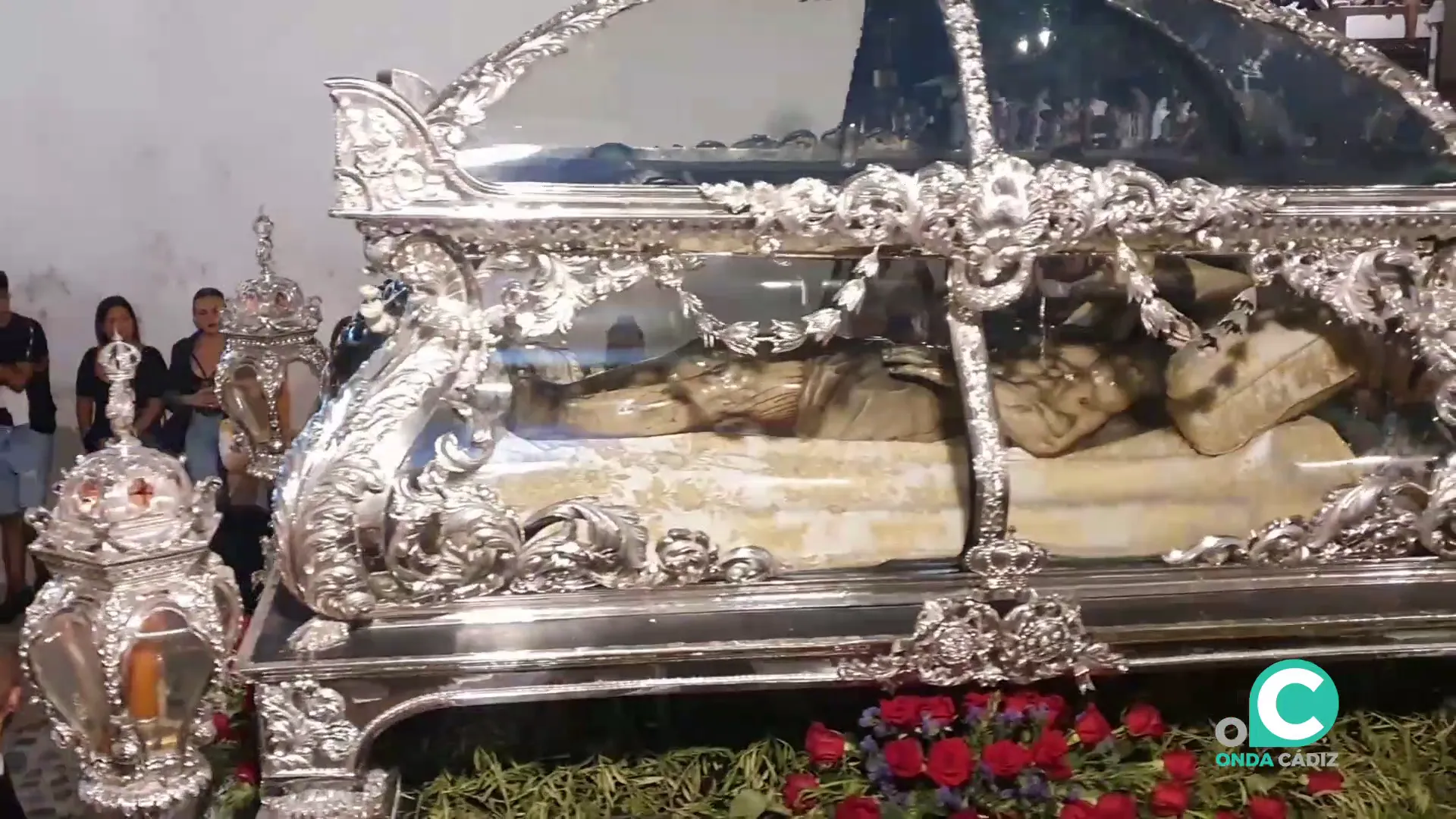 Detalle de la urna de la cofradía durante un desfile procesional en una imagen de archivo