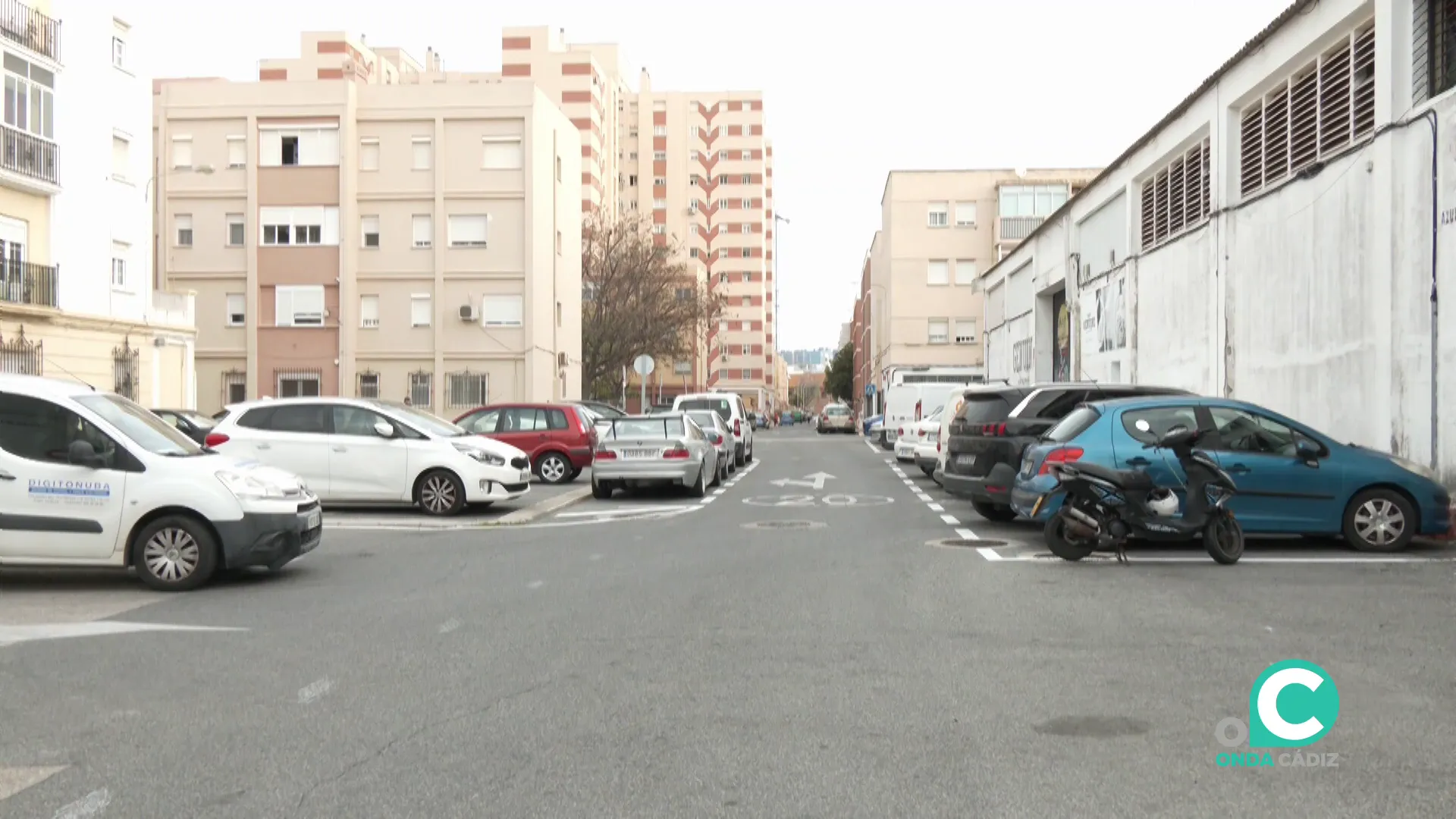 Automóviles estacionados en la barriada de extramuros