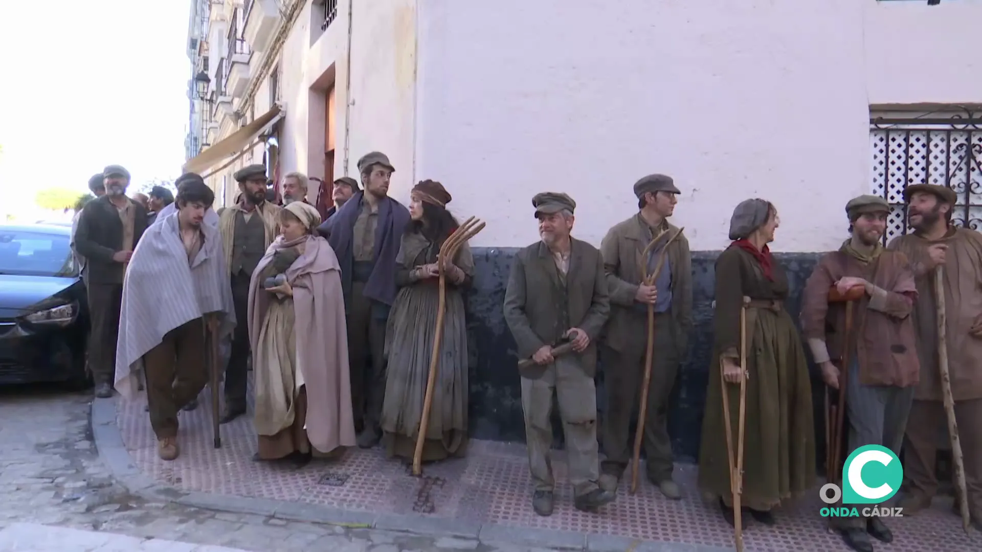 Extras aguardan antes del inicio de una filmación en el centro de la ciudad en una imagen de archivo