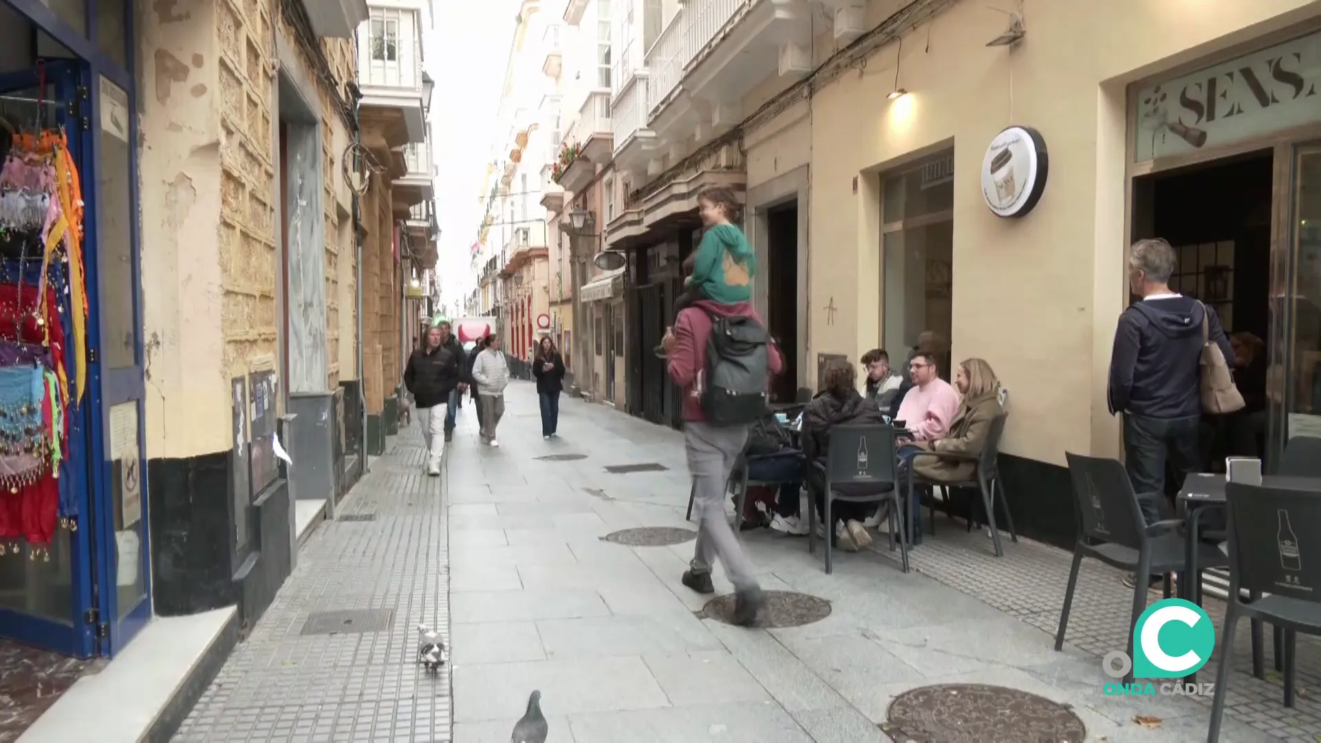 Viandantes por una calle del centro de la capital gaditana