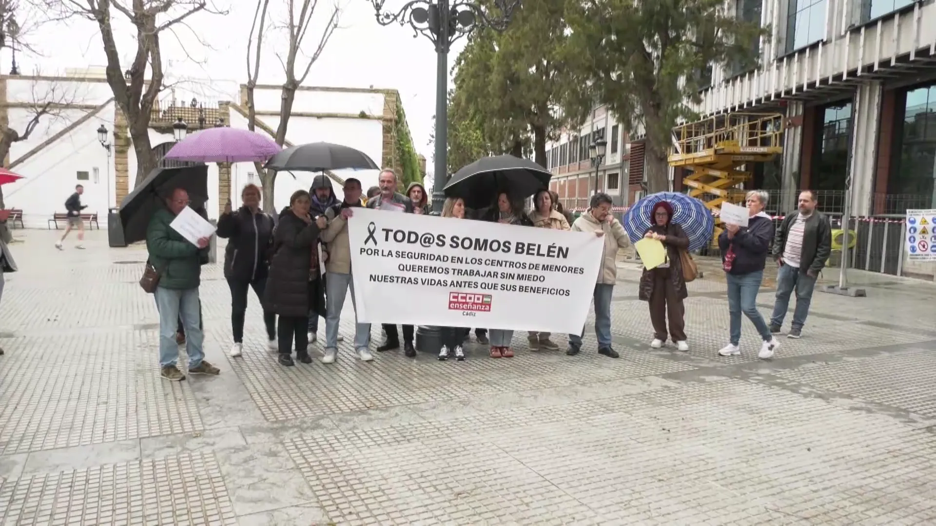 Un momento de la concentración ante la delegación del gobierno de la Junta