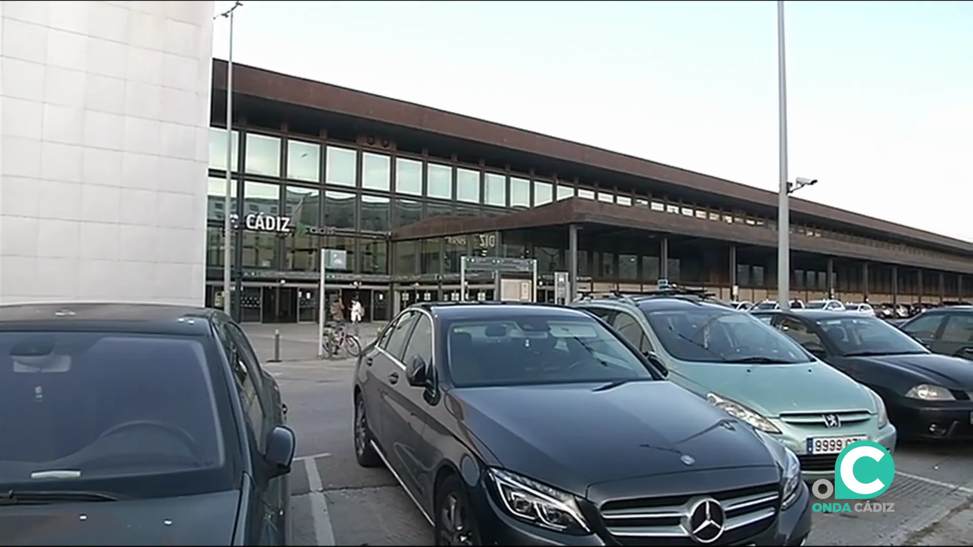 Vehículos junto a la entrada de la estación de ferrocaril en la capital gaditana