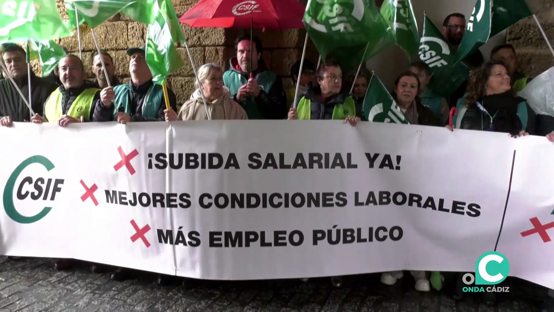 Los manifestantes bajo los arcos de la Puerta de Tierra este viernes