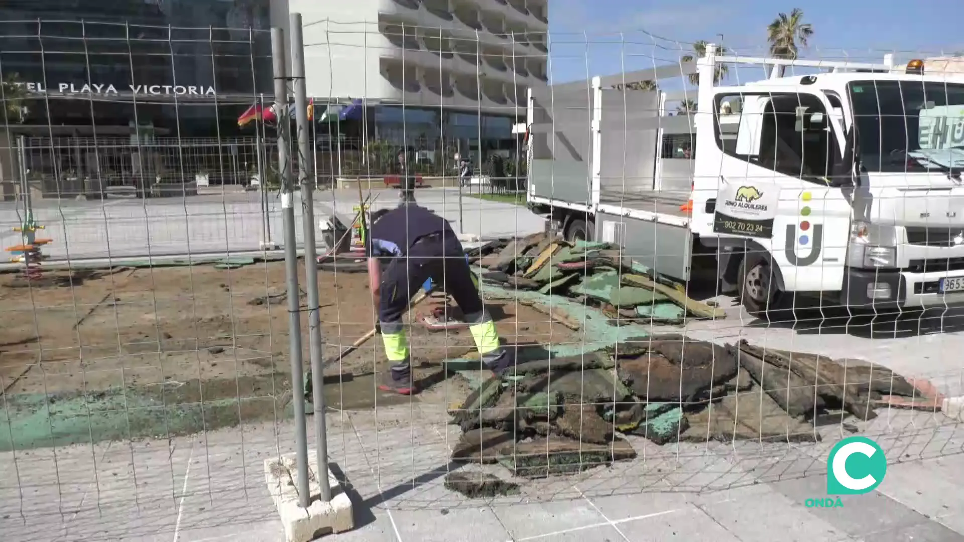 Operarios en la plaza Ana Orantes este lunes