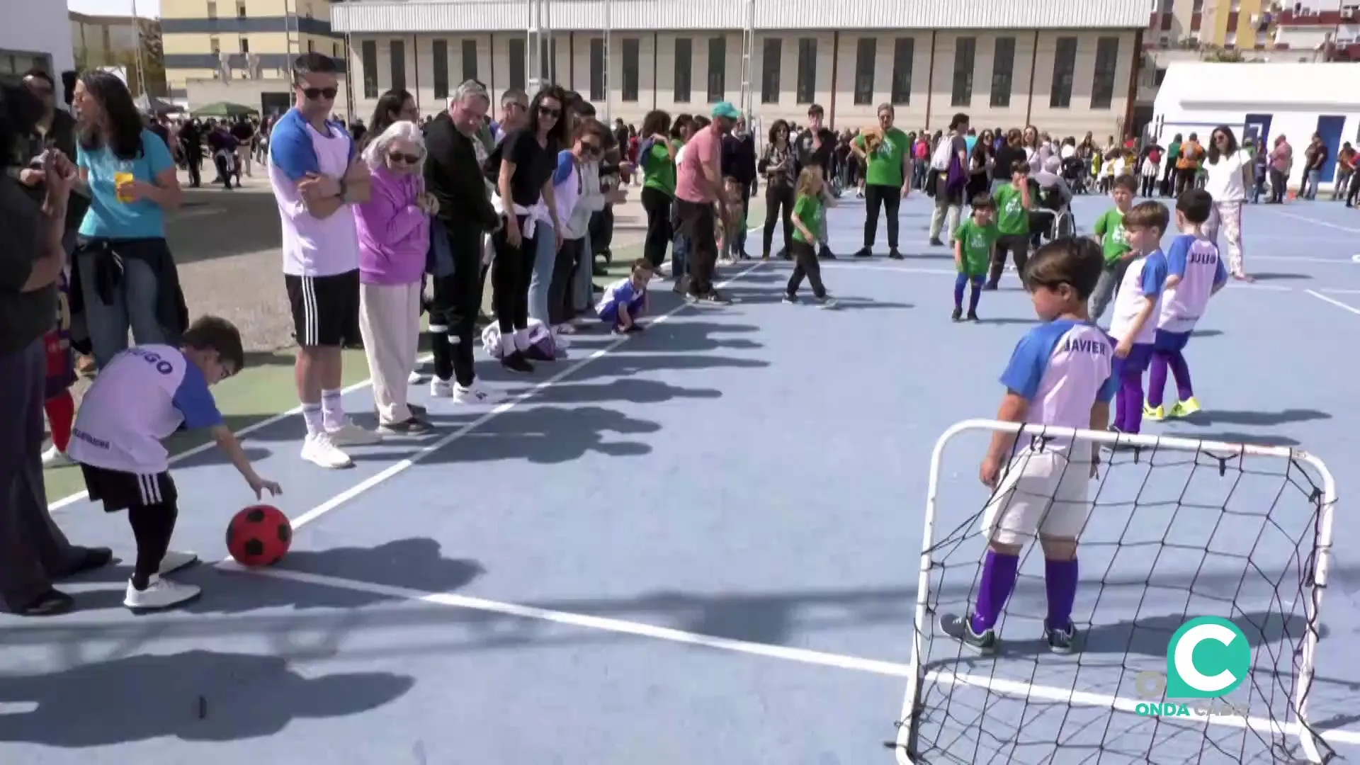 Numeroso público apoyaron a los más pequeños en la divertida cita