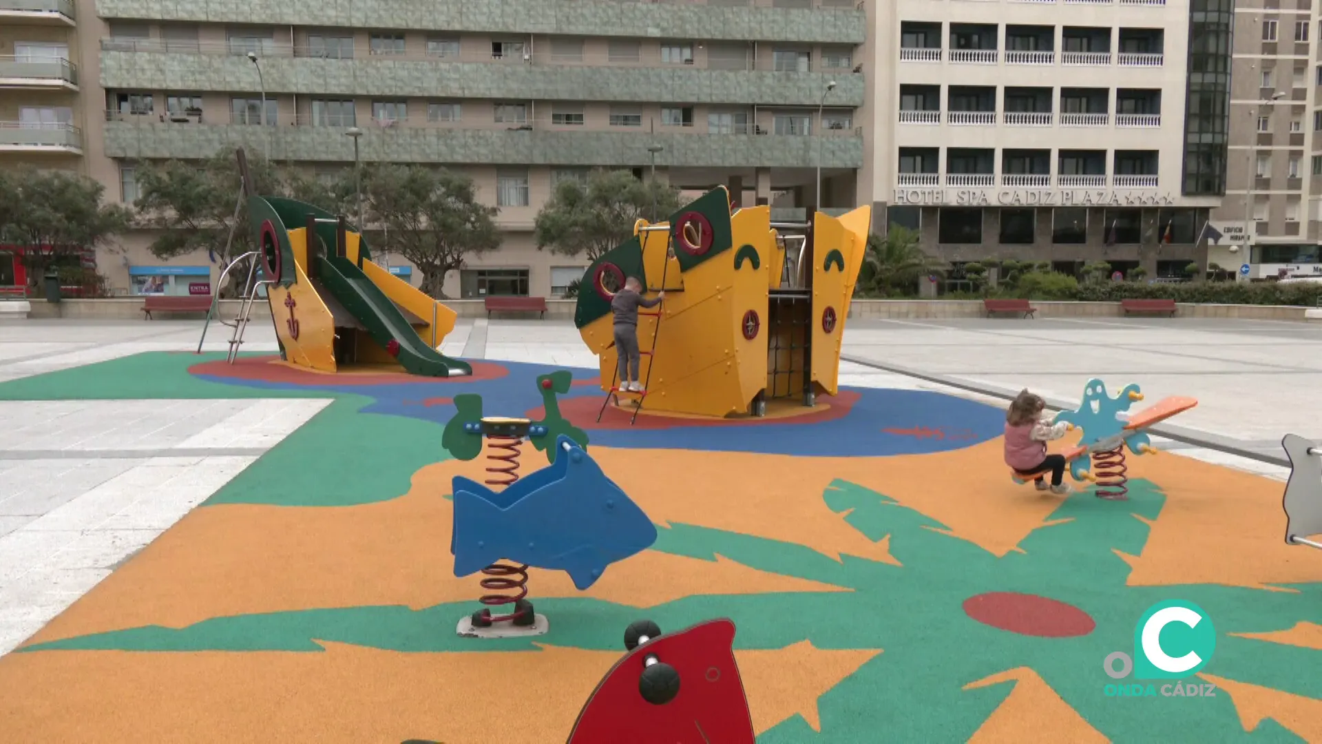 Unos niños juegan en una de las instalaciones de la plaza Ana Orantes