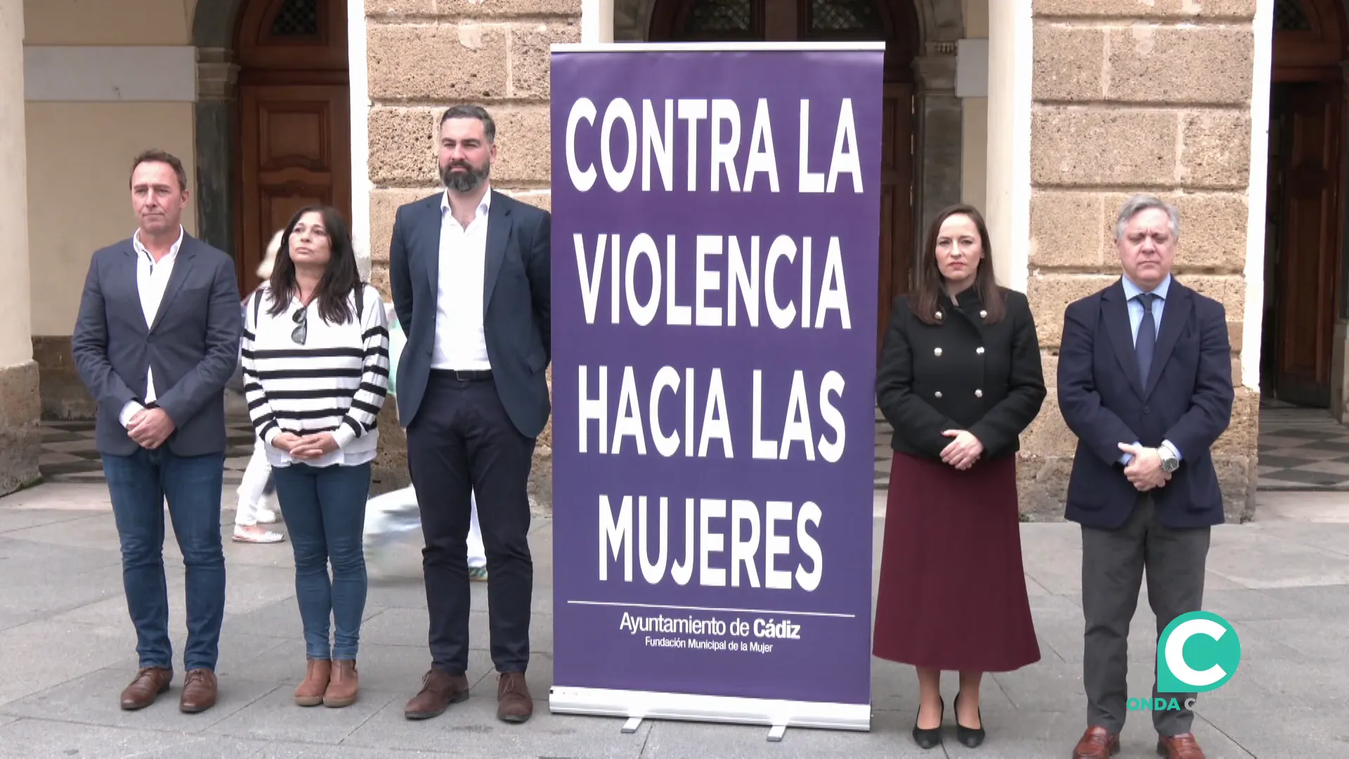 Un momento del respetuoso acto en la plaza de San Juan de Dios