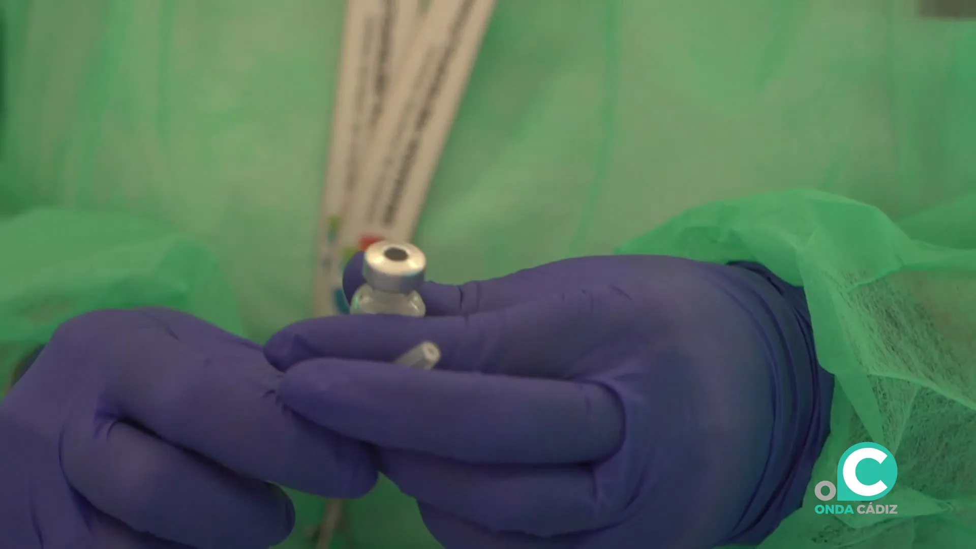 Sanitario con una dosis de vacuna en una imagen de archivo