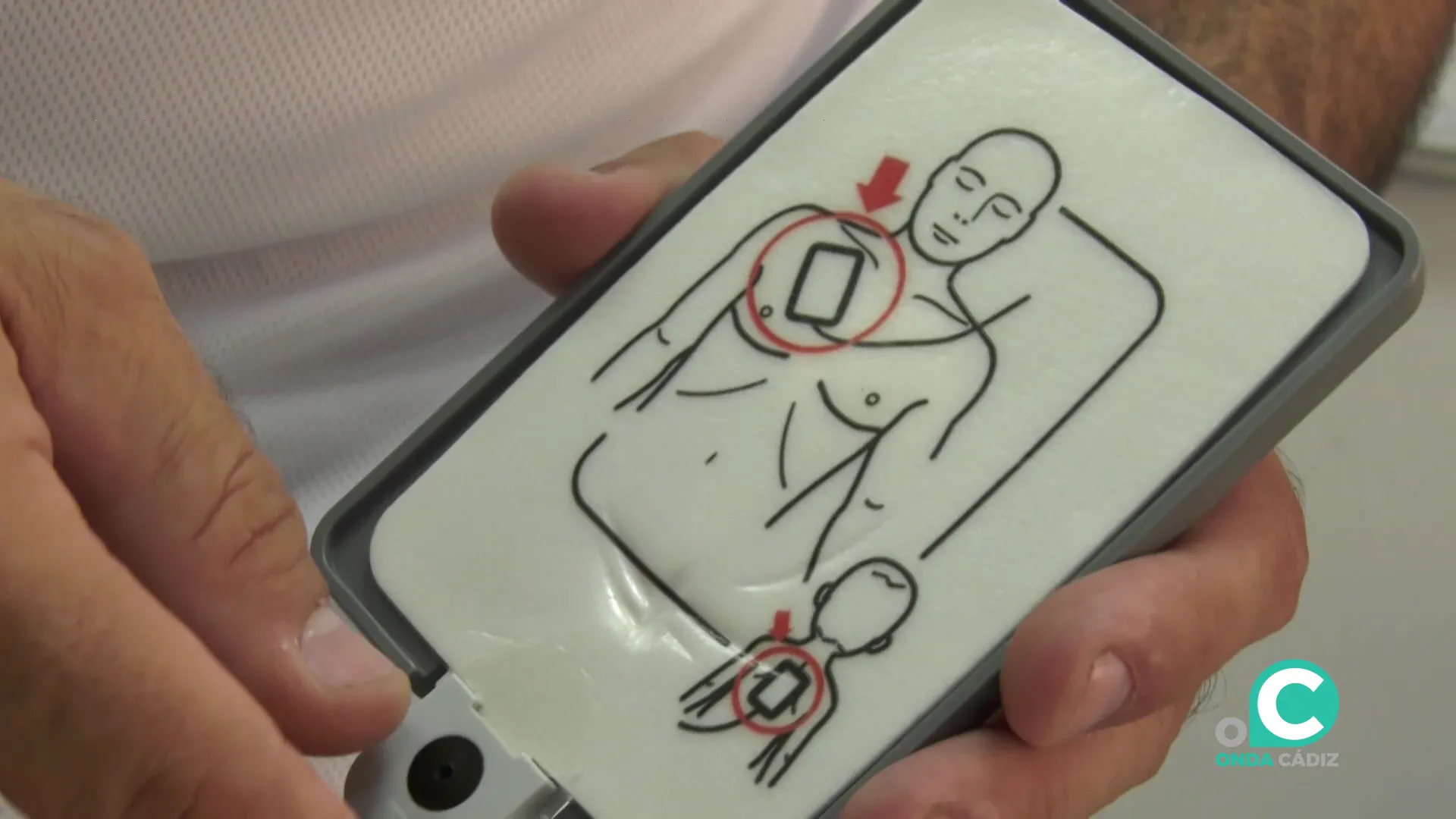 Detalle de uno de los desfibriladores semiautomáticos facilitados a las hermandades