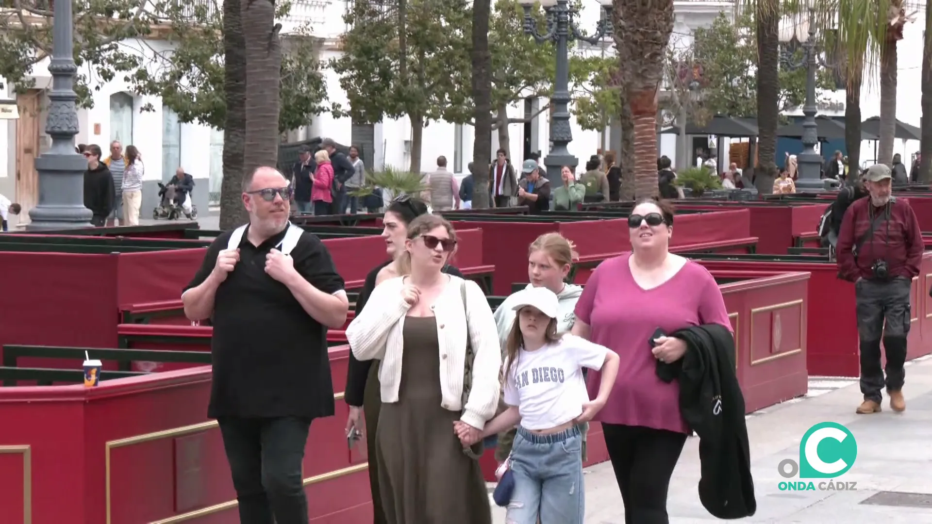 Un grupo de cruceristas pasean junto a los palcos de la plaza de San Juan de Dios