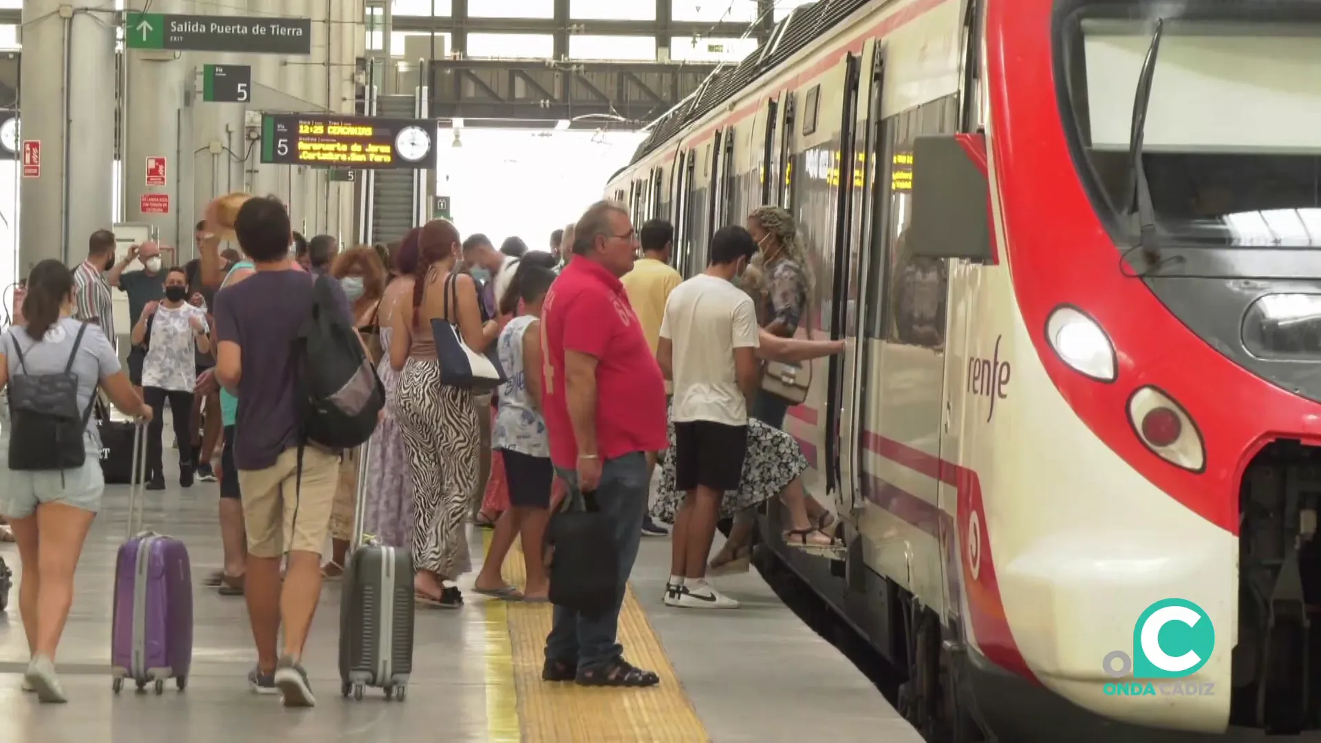 Viajeros acceden a un tren en la estación de Cádiz en una imagen de archivo