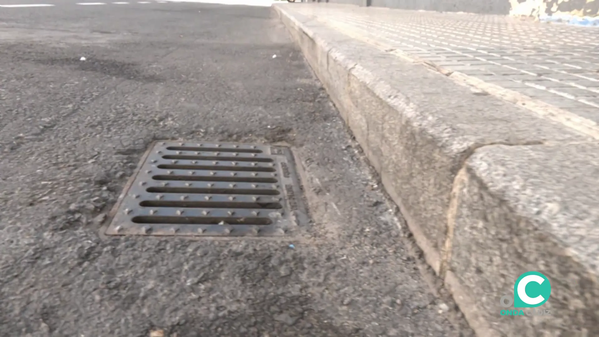 Husillo de una alcantarilla en el centro de la ciudad