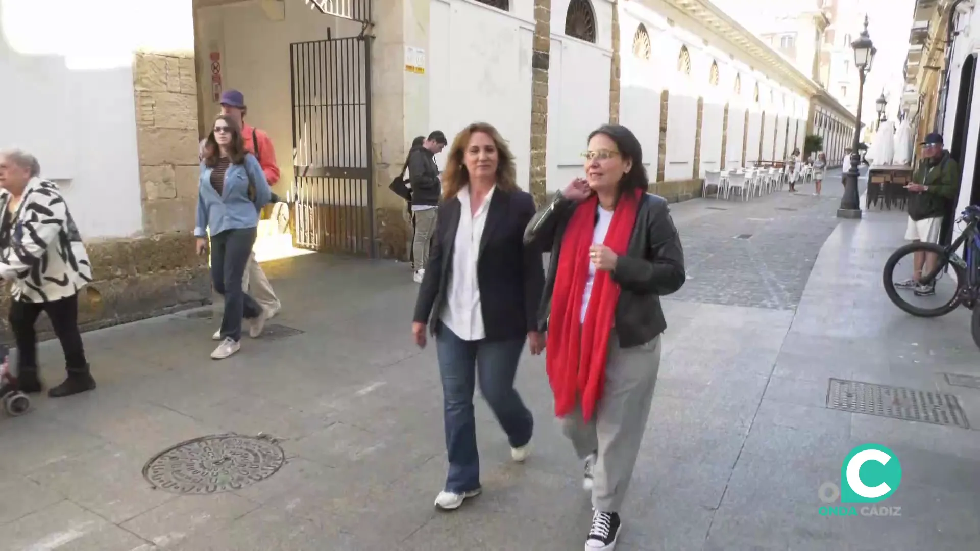 Las representantes de SUMAR  por la calle Libertad este martes antes de su comparecencia a los medios