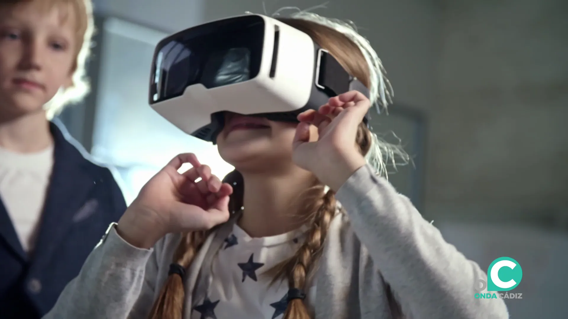Una niña con gafas de realidad virtual