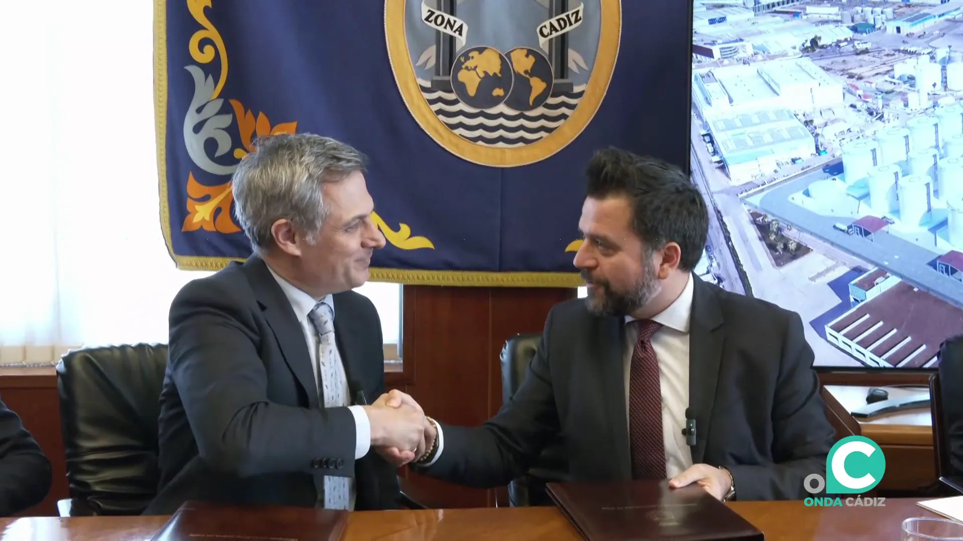 Momento del acuerdo entre Zona Franca y la empresa el pasado lunes