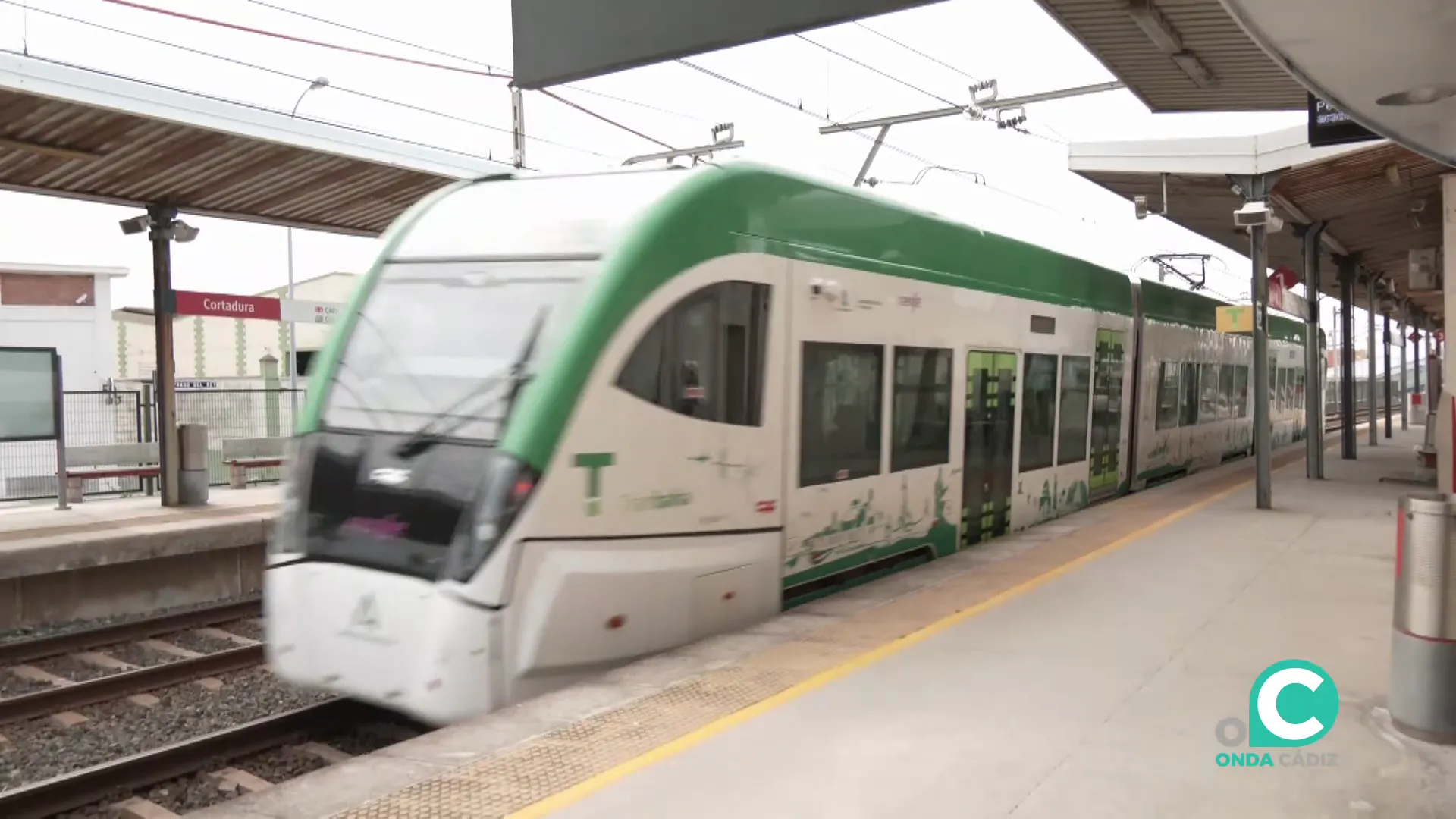 El trambahía a su paso por la estación de Cortadura este martes