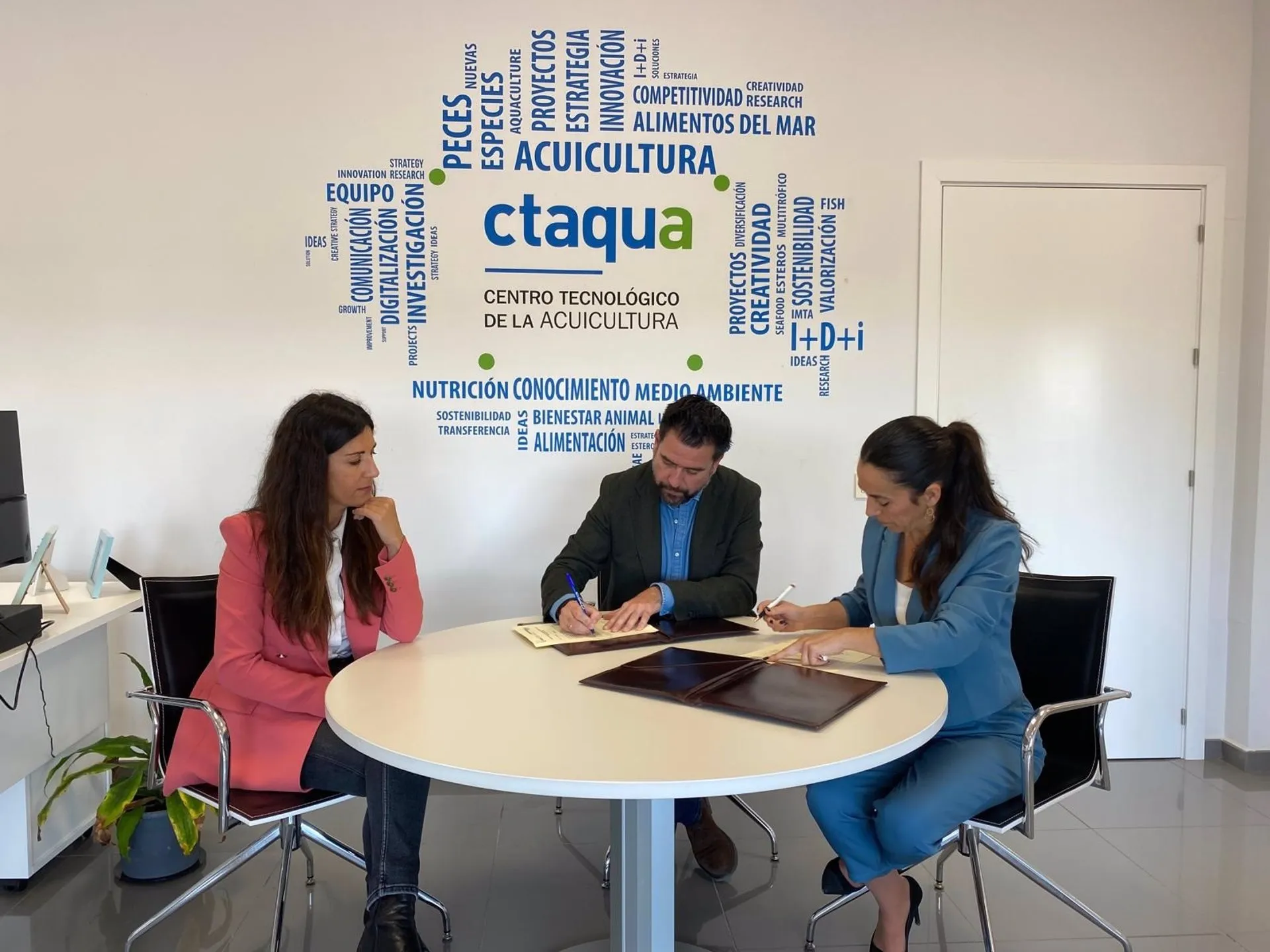 El delegado del Estado en la Zona Franca de Cádiz, Francisco González, y las representantes de Ctaqua, María del Mar Agraso y Maria del Mar Barrios, en la firma de un protocolo conjunto.