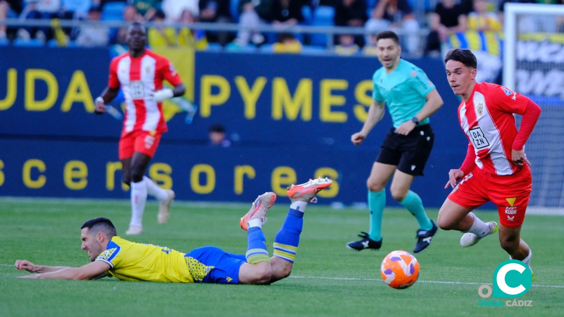 Zaldua en una acción con Arribas (Foto: LaLiga)