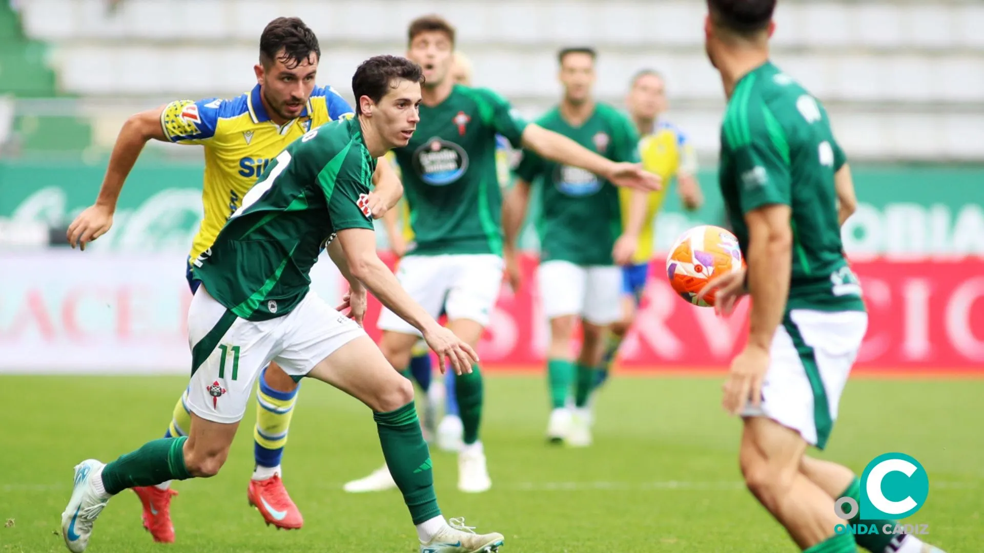 Chust en una acción del encuentro ante varios jugadores del Racing de Ferrol (Foto: LaLiga)