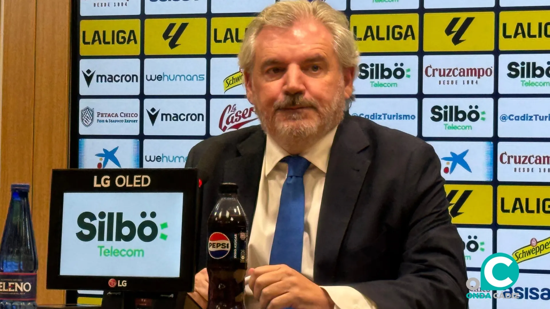 Manuel Vizcaíno durante la atención a medios