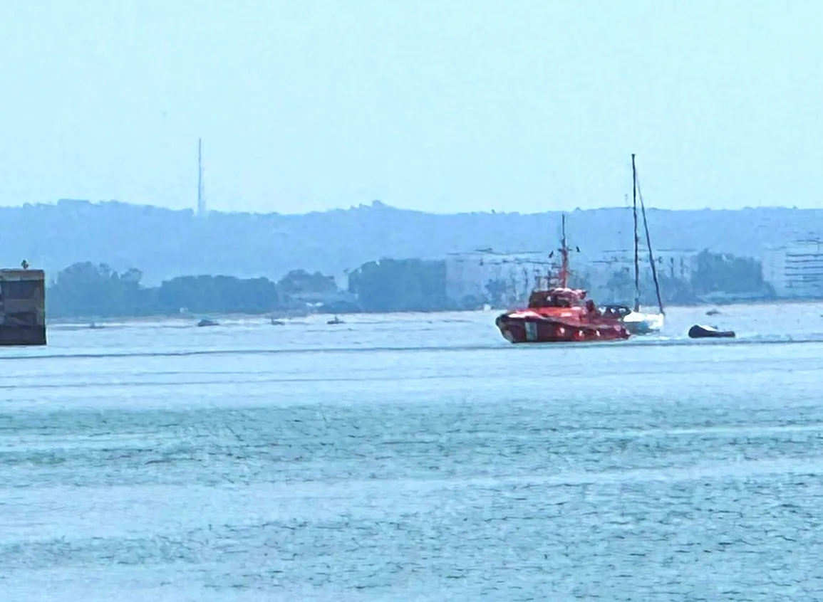 Rescate en la mañana de este sábado de una patera cerca de La Caleta en la que viajaban 15 personas. 