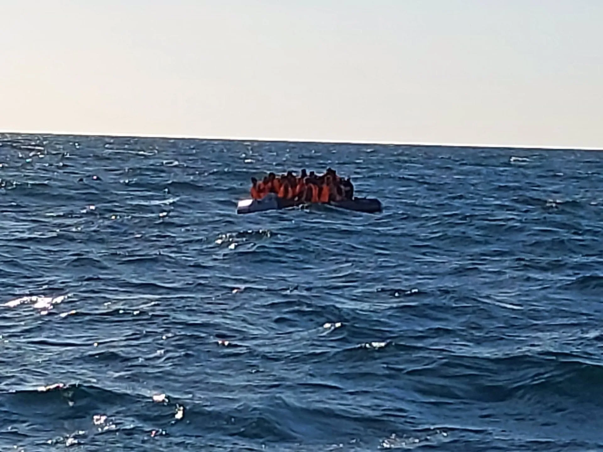 Embarcación neumática con una veintena de migrantes rescatada por Salvamento Marítimo en Cádiz.