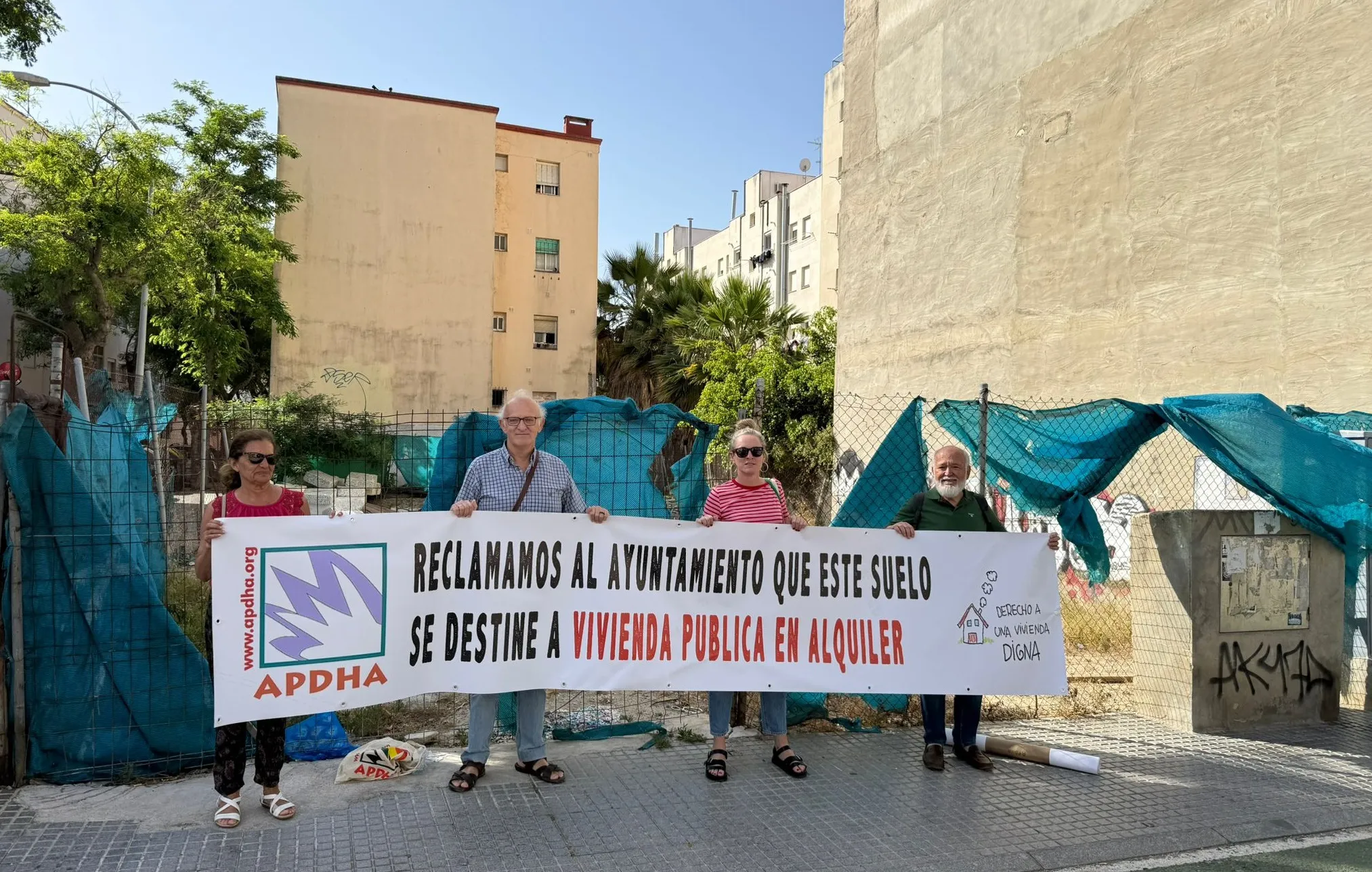 Integrantes de la APDHA concentrados en la avenida de la Constitución 1812. 