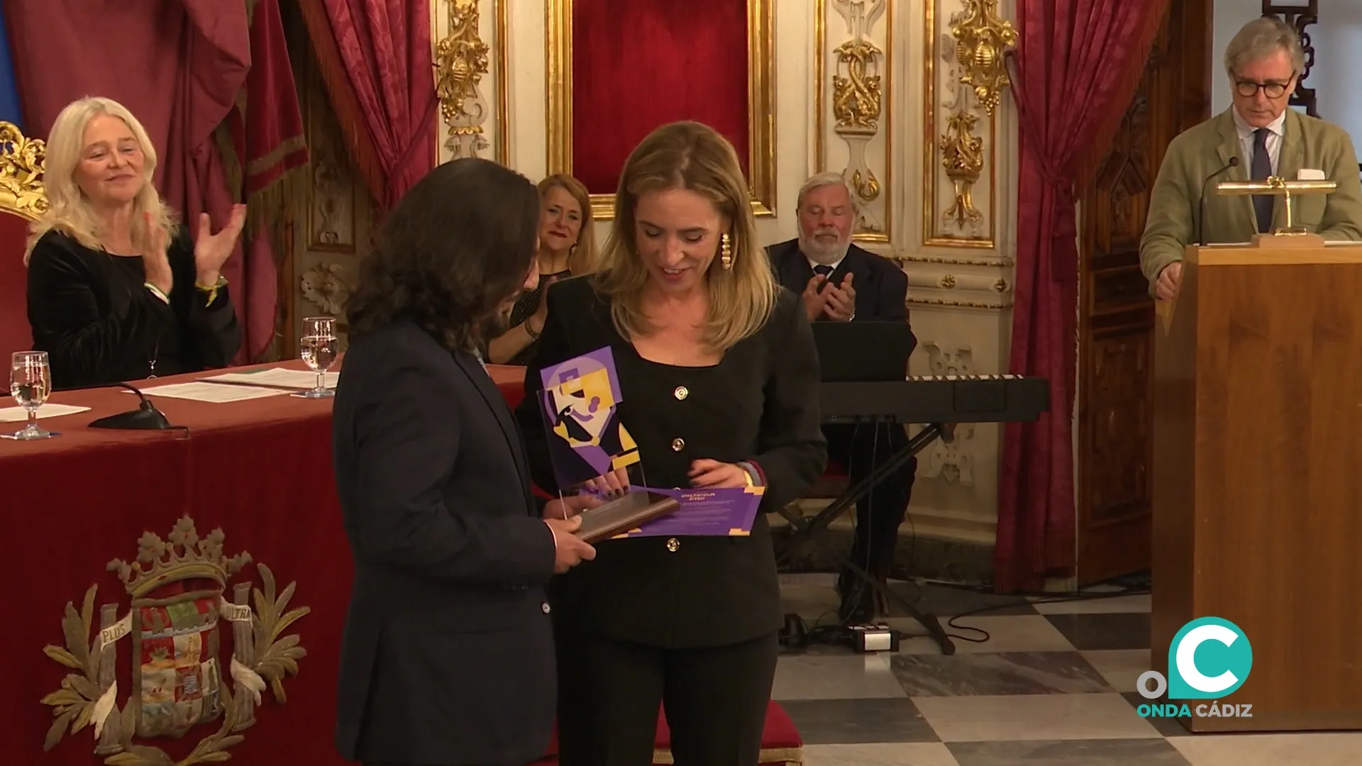 La presidenta de la Diputación de Cádiz, Almudena Martínez, entrega el premio a Miguel Ángel Caballero. 