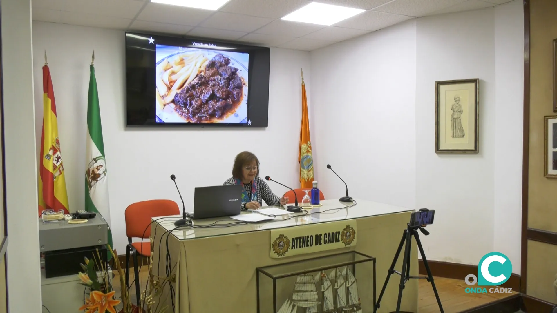María Luisa Ucero Manzano coordinó una nueva tertulia gastronómica en la sede del Ateneo de Cádiz. 