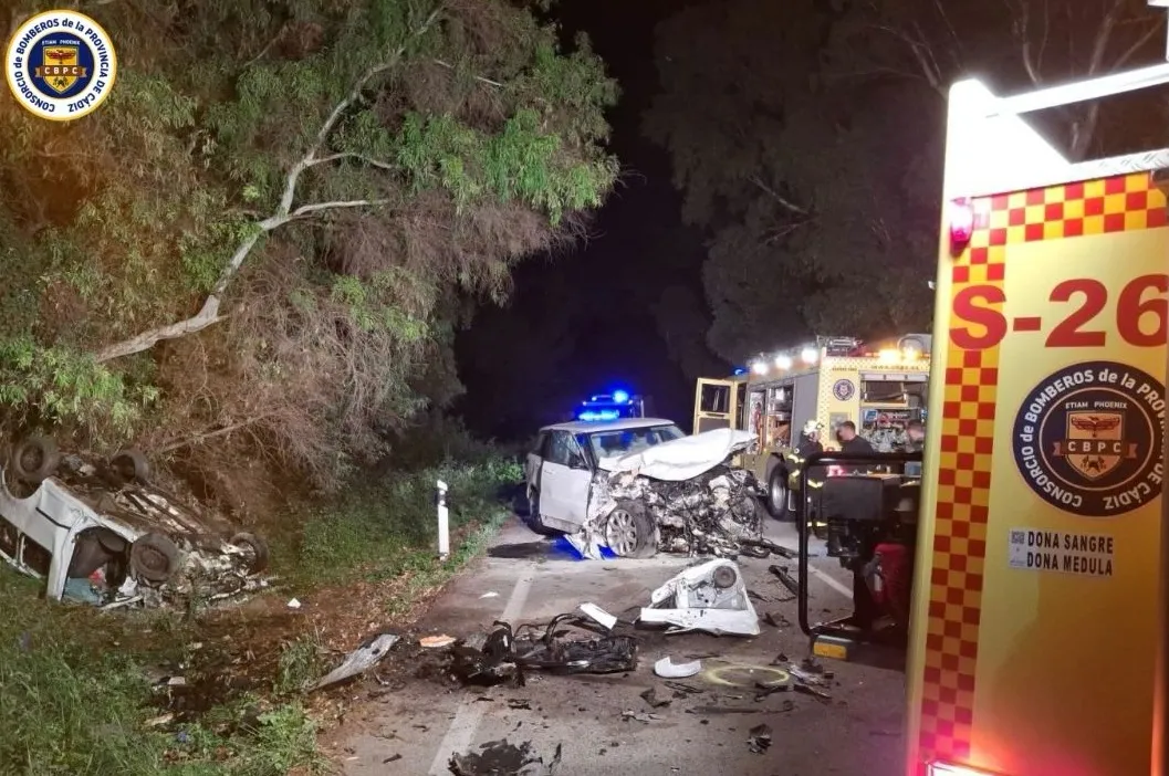 Colisión frontal entre dos vehículos registrada a última hora de este domingo en Castellar de la Frontera. 
