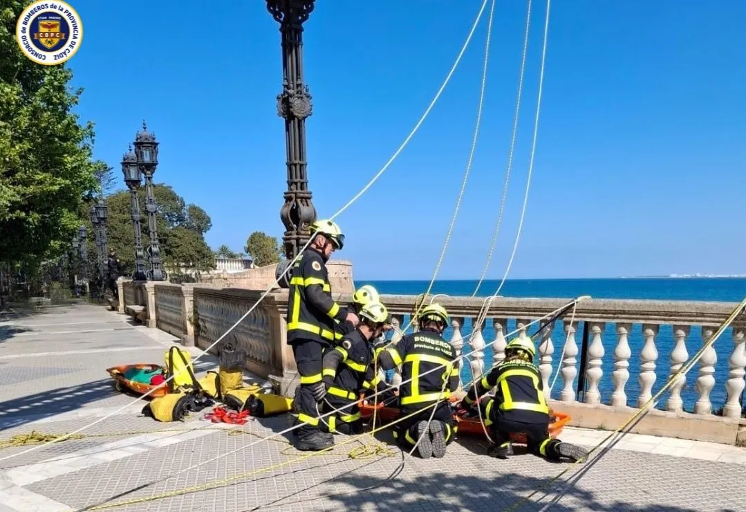 Bomberos, Policía Nacional, Policía Local y 061 han participado en el rescate. 