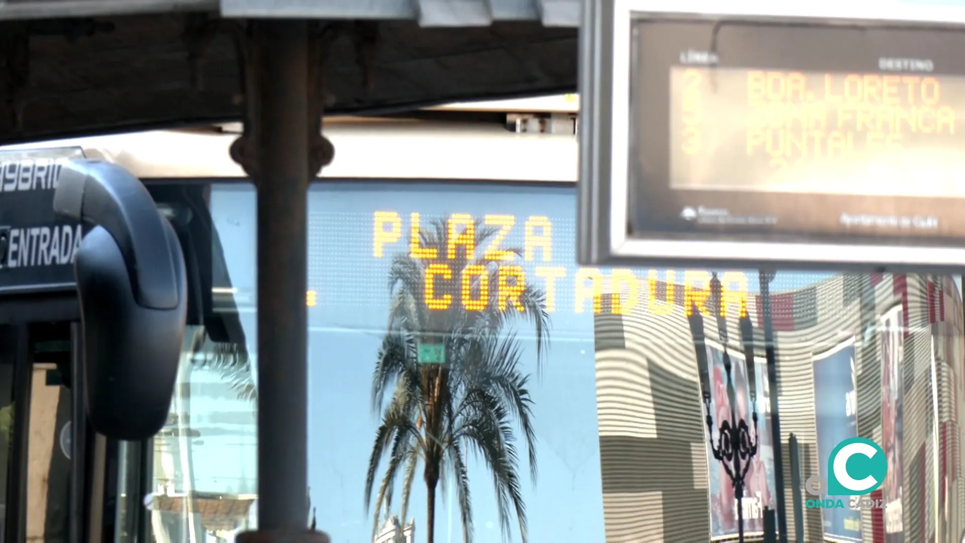 Uno de los autobuses urbanos de la ciudad de Cádiz estacionado en una de las paradas. 