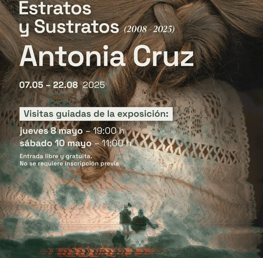 Cartel que ilustra las visitas guiadas de la exposición "Estratos y Sustratos" de Antonia Cruz. 