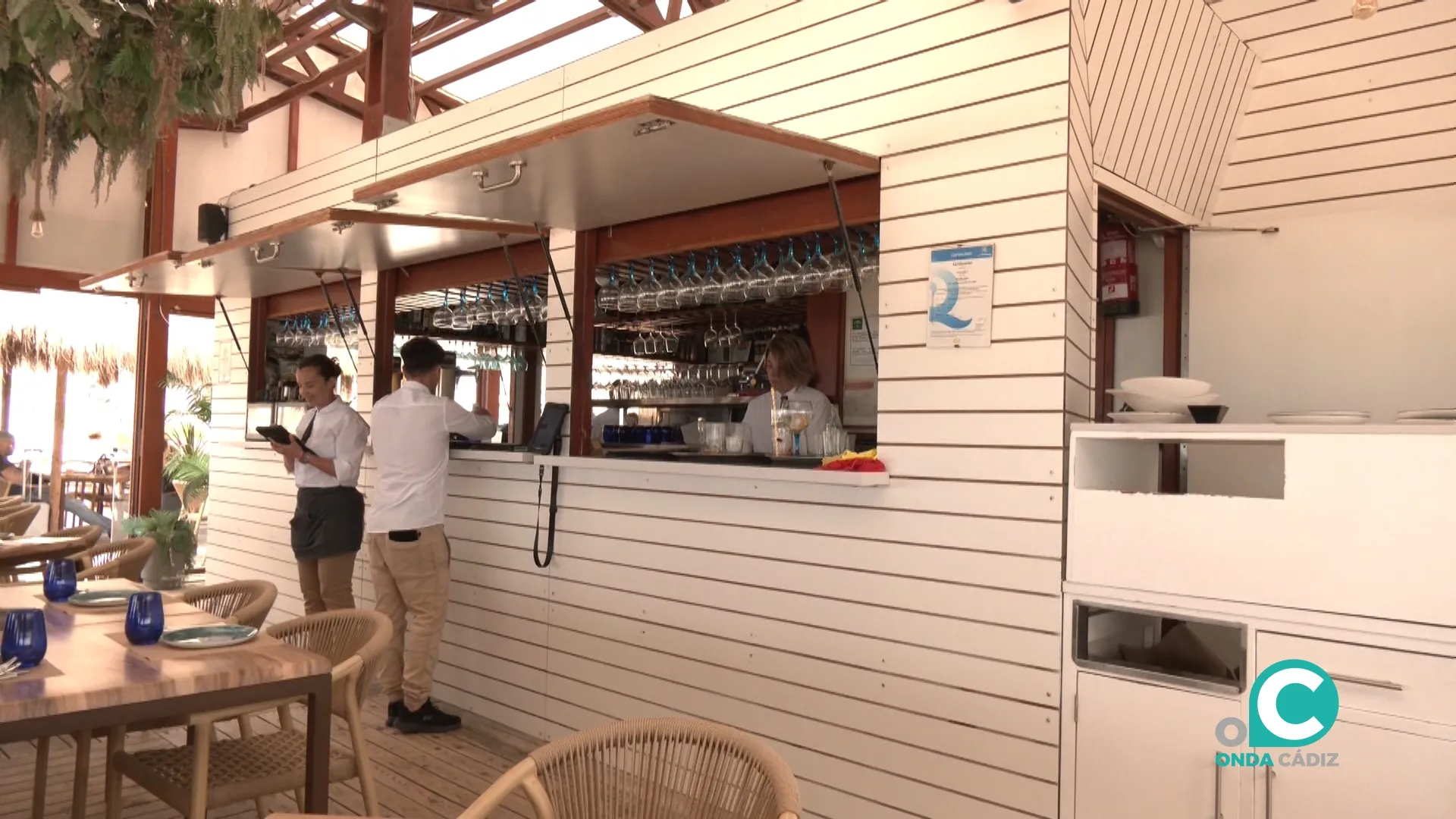 El chiringuito Tirabuzón, ubicado en la playa de Santa María del Mar, en pleno servicio de comida.