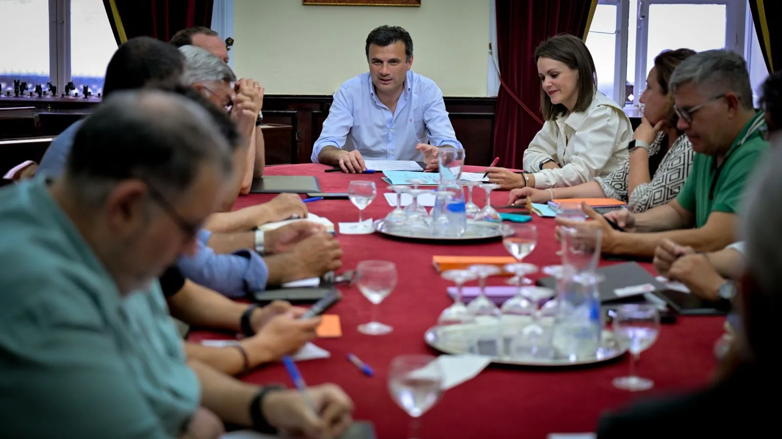 El alcalde de Cádiz, Bruno García, y la teniente de alcalde de Fiestas del Ayuntamiento, Beatriz Gandullo, han presidido el Consejo de Participación de COAC. 