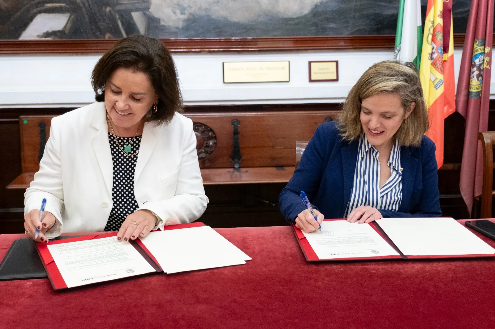 Paula Vilches, decana del Colegio Oficial de Arquitectos de Cádiz, y Maite González, teniente de alcalde de Cultura del Ayuntamiento de Cádiz, en la firma del convenio.